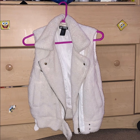 Hot Topic White Faux Fur Sleeveless Jacket - Picture 4 of 5